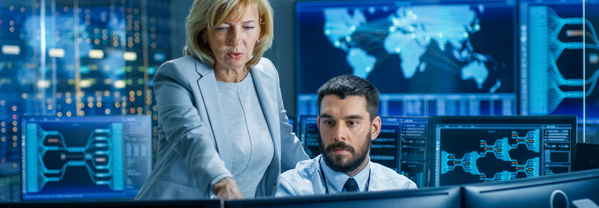 Cybersecurity supervisor and worker in the federal government 