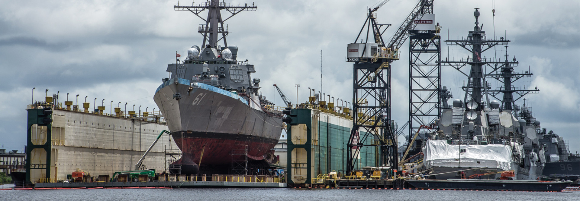The U.S. Navy guided missile destroyer USS Ramage (DDG-61) in a floating dry dock at the Norfolk Naval Shipyard, Virginia (USA), on 25 May 2012.