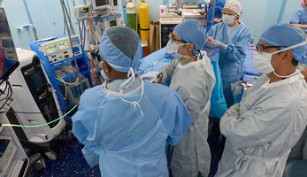 Federal doctors in surgery